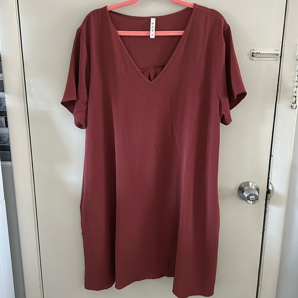 Short sleeve, rust, shift dress.